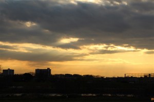 夕暮れの雲から差し込む光芒