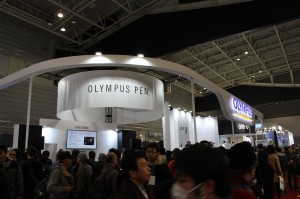 入ってすぐのところOLYMPUSブース