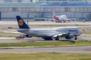 旅客用国内線では引退してしまったB747が2機。奥がQANTAS、手前がLufthansa。やはりジャンボは美しいです 1/640 373mm f/14 ISO-640