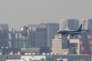 アプローチ中の機体とフジテレビ 1/800 500mm f/14 ISO-640