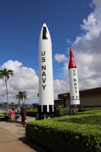 入口右側にあるロケット（？）。潜水艦からの脱出用らしい