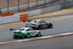 GAINER TANAX triple a GT-RとD'station Porsche