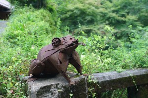 橋の欄干にカエルを発見