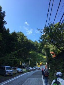 バス停からケーブル駅へ。素晴らしい青空