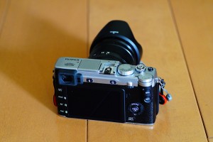 富士フイルムX-E2。液晶がチルトしないのは残念