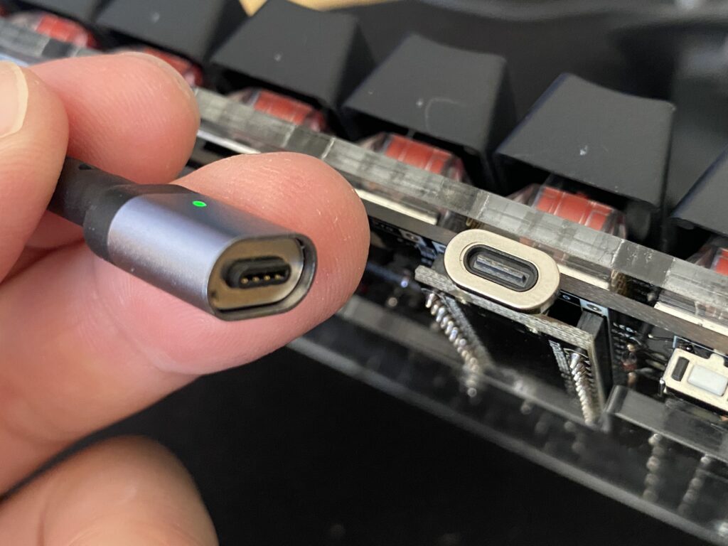 マグネット脱着式USBコネクタの写真